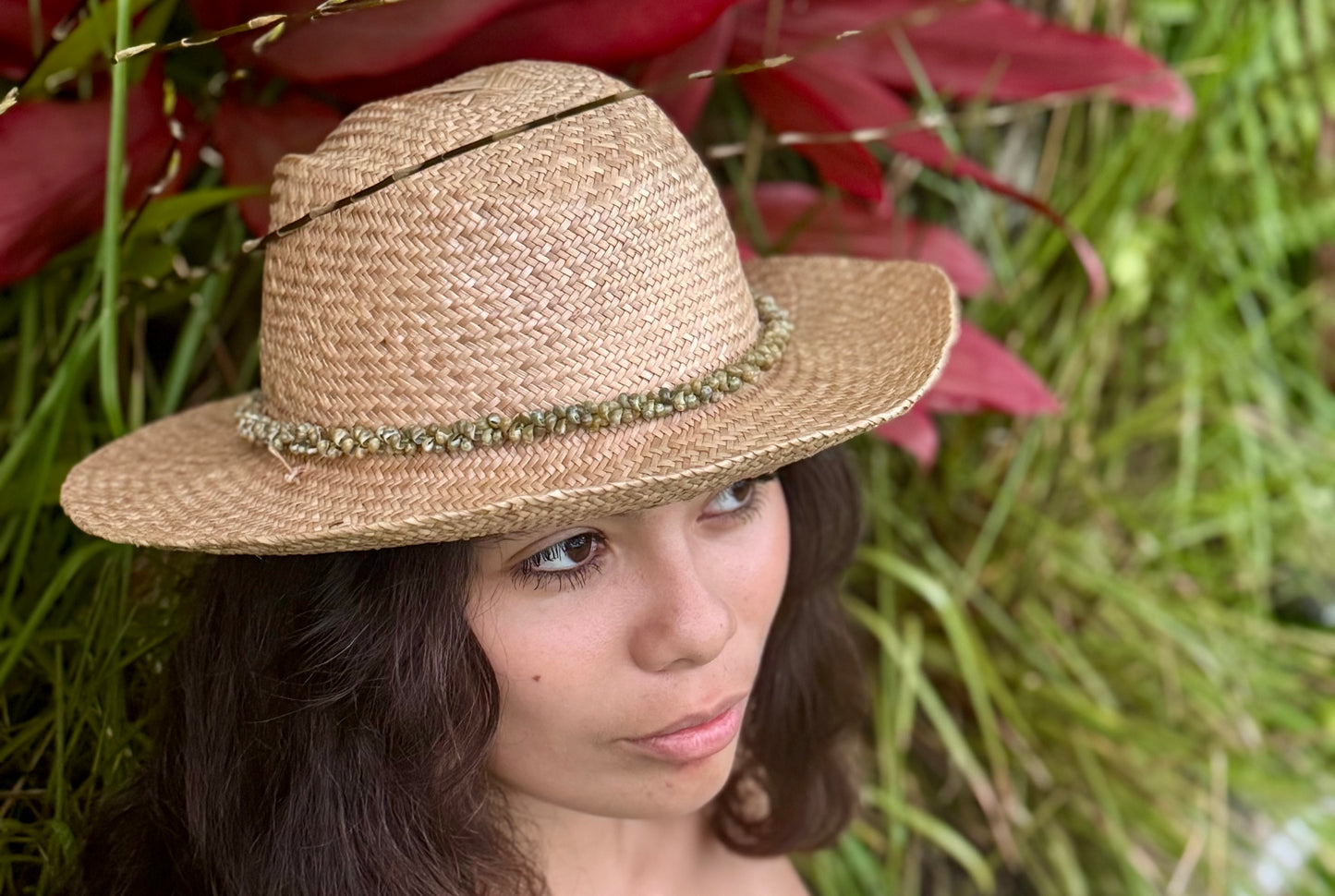 Maile Pāpale Shell Lei